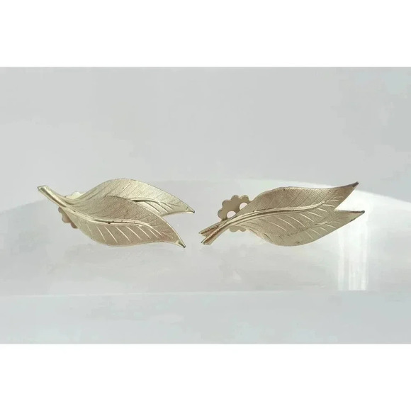 Vintage Gold Toned Layered Leaf / Foliage Shaped 80's Clip On Stud Earrings - Picture 5 of 7